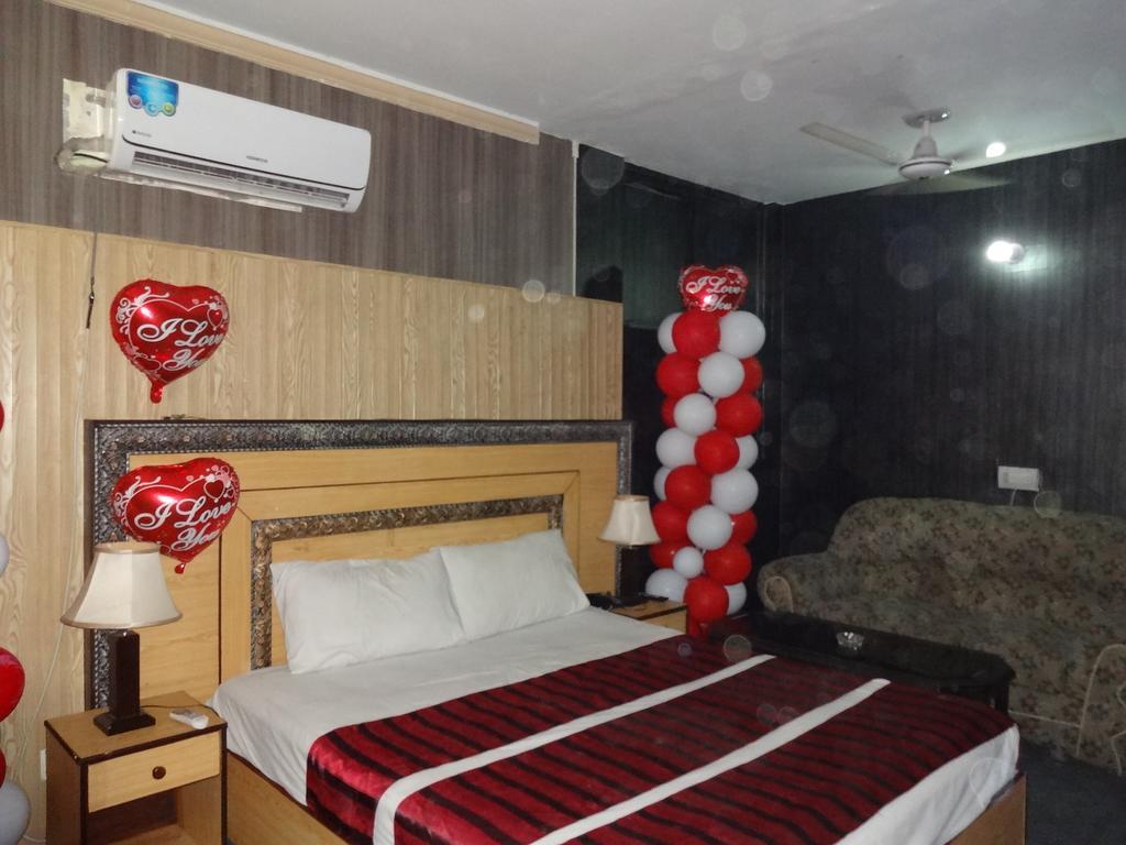 Safari Hotel Upper Mall Lahor Oda fotoğraf