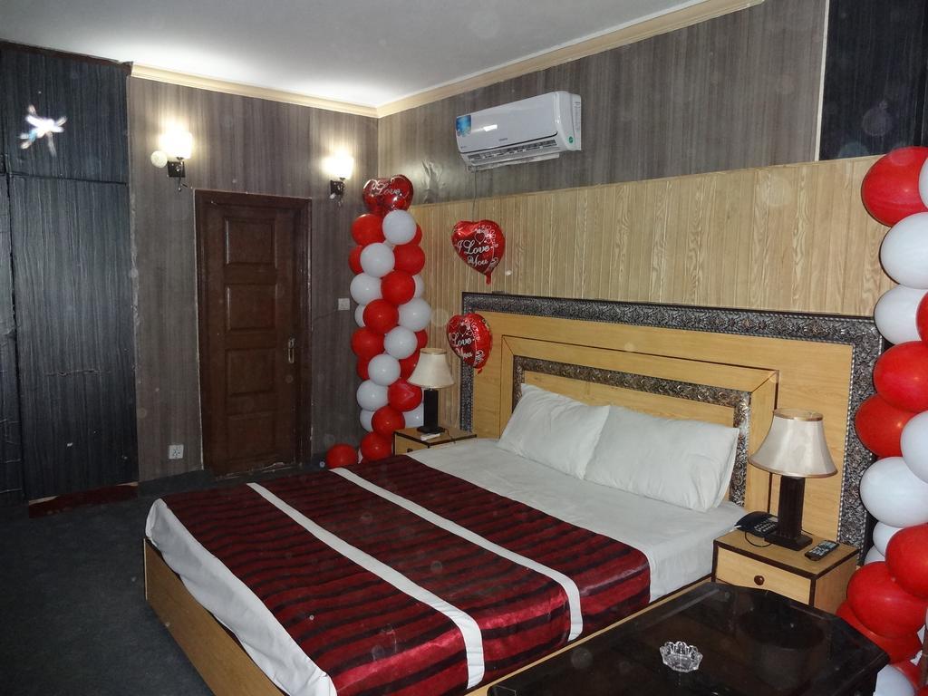 Safari Hotel Upper Mall Lahor Oda fotoğraf